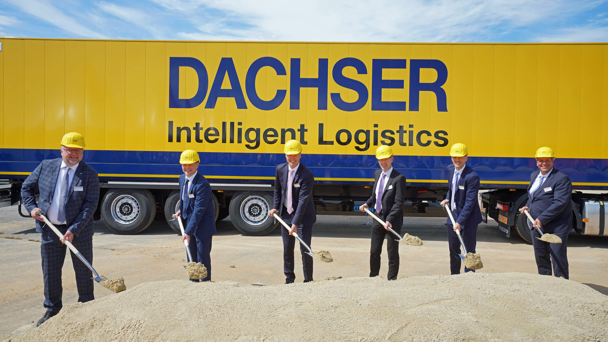 f.l.t.r. Mathias Oetter, Branch Manager Kassel-Lohfelden, Norbert Thiele, Deputy Mayor Lohfelden, Michael Schilling, COO Road Logistics, Dr Alexander Friedrich Wachter, Vice-President of the Kassel Presidential Board, Alexander Tonn, Managing Director European Logistics Germany, Andreas Fritsch, General Manager DACHSER Logistics Centre East Ostwestfalen-Lippe f.l.t.r. Mathias Oetter, Branch Manager Kassel-Lohfelden, Norbert Thiele, Deputy Mayor Lohfelden, Michael Schilling, COO Road Logistics, Dr Alexander Friedrich Wachter, Vice-President of the Kassel Presidential Board, Alexander Tonn, Managing Director European Logistics Germany, Andreas Fritsch, General Manager DACHSER Logistics Centre East Ostwestfalen-Lippe