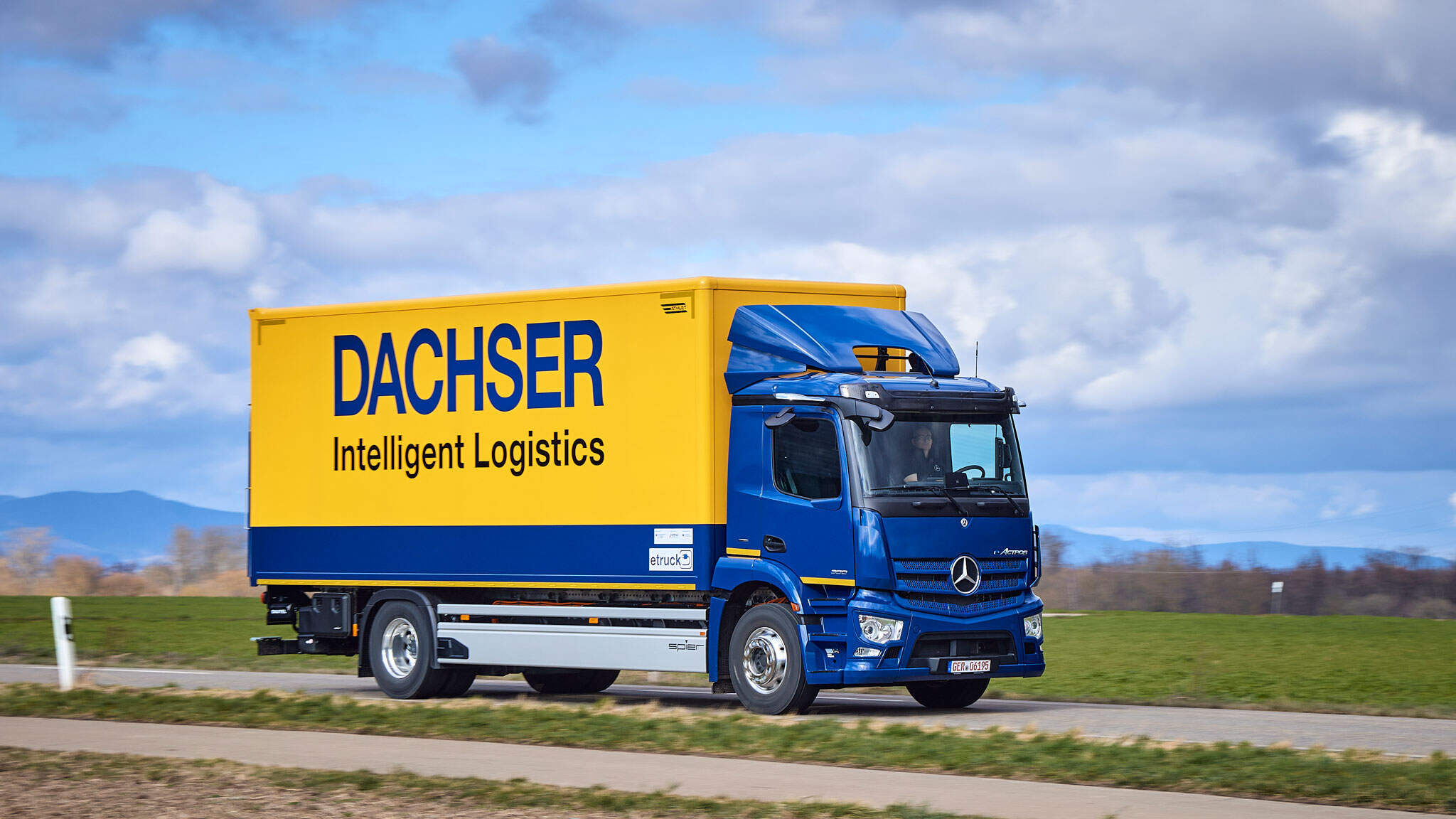 DACHSER puts series-production eActros into operation