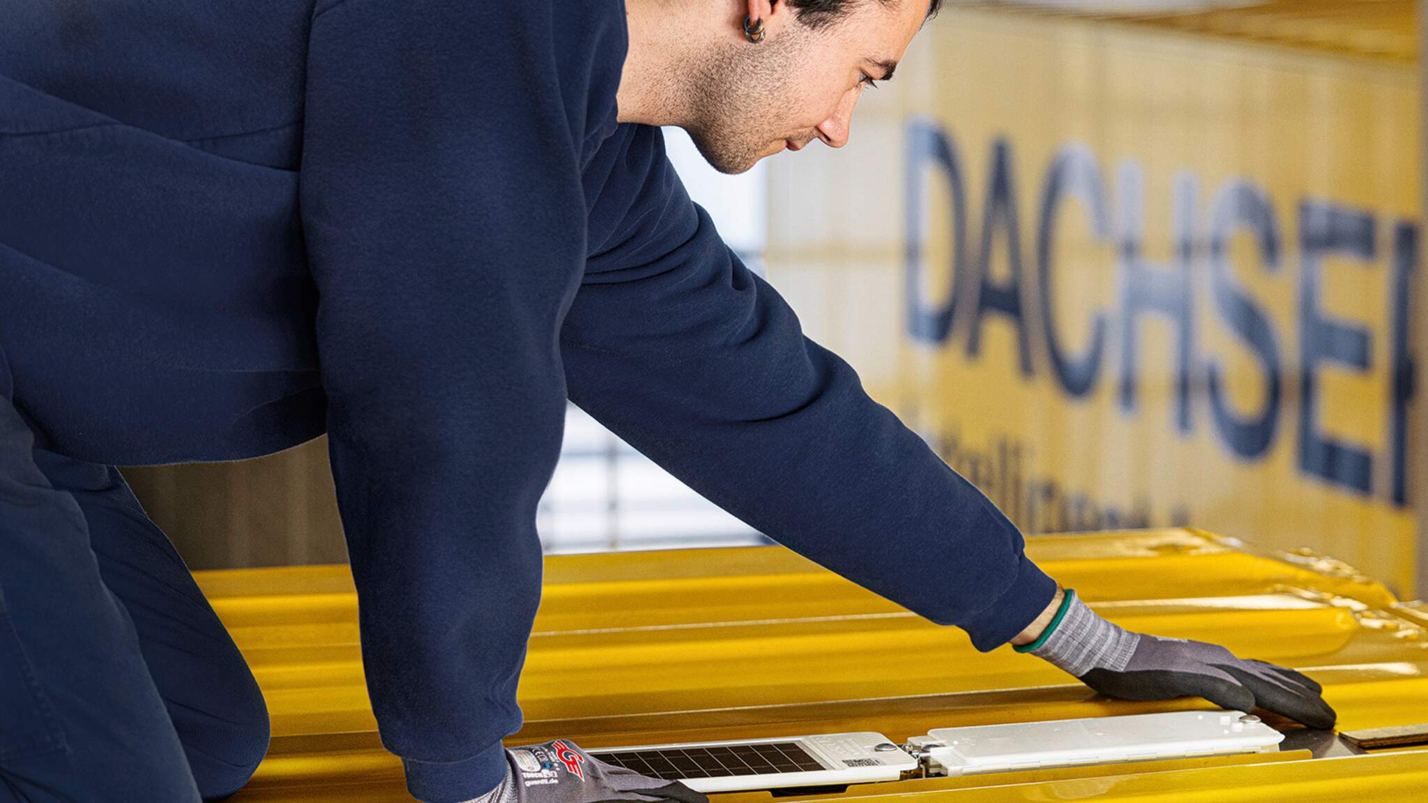 The new tracking devices are easy to install ... The new tracking devices are easy to install ...