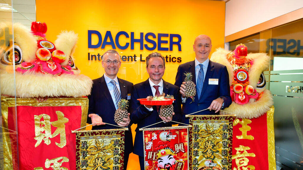 Opening the new DACHSER Singapore office: Frank Stadus (left), Managing Director Air & Sea Logistics Singapore, Jochen Mueller (middle), COO Air & Sea Logistics and Edoardo Podesta (right), Managing Director Air & Sea Logistics Asia Pacific.