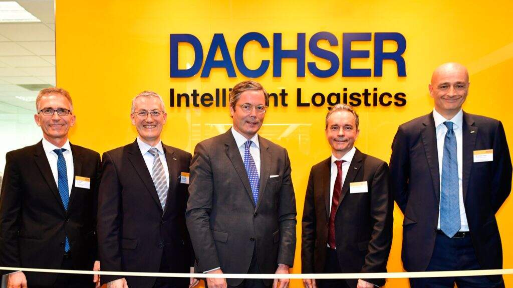 Opening the new DACHSER Singapore office: Dr Tim Philippi (left), Executive Director, Singaporean-German Chamber of Industry and Commerce and Dr Ulrich Santé (third from left), Ambassador of Germany in Singapore with the DACHSER management team Opening the new DACHSER Singapore office: Dr Tim Philippi (left), Executive Director, Singaporean-German Chamber of Industry and Commerce and Dr Ulrich Santé (third from left), Ambassador of Germany in Singapore with the DACHSER management team
