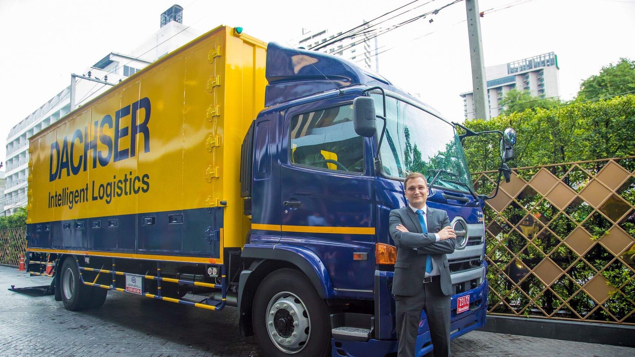 Jan-Michael Beyer, Managing Director Air & Sea Logistics Thailand with the new DACHSER truck. Jan-Michael Beyer, Managing Director Air & Sea Logistics Thailand with the new DACHSER truck.