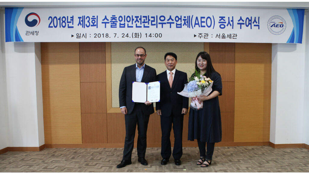 From left: Mr. Roman Mueller, Managing Director Air & Sea Logistics Korea, Mr. Yi-Keun Yoon, Director General at Korea Customs Service and Ms. Jacqueline Lee, Department Head Operations Air & Sea Logistics Korea, during the official AEO certification cere