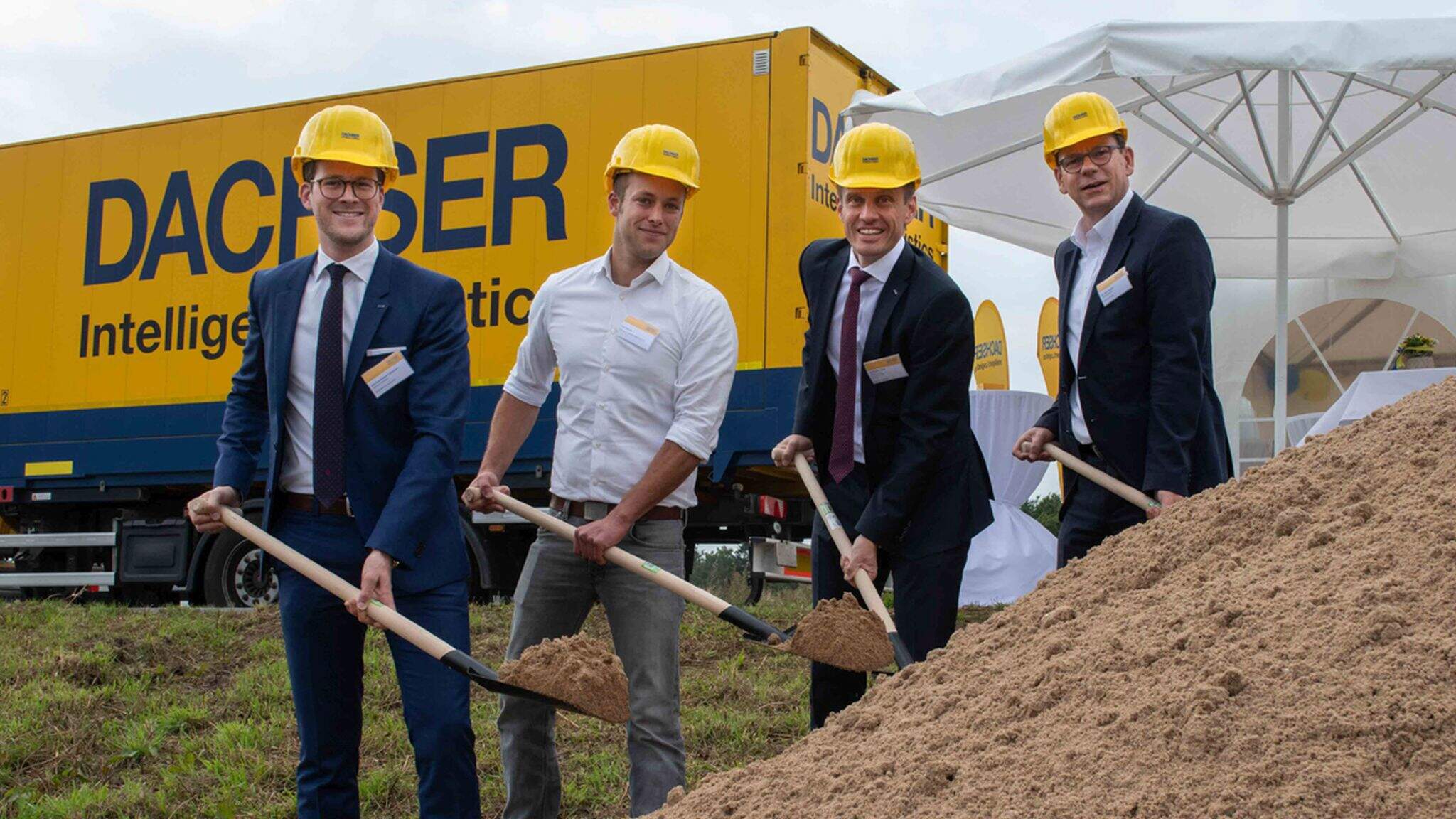 Jan-Ferdinand Lühmann, Operations Manager European Logistics DACHSER Neumünster, Paul Bartram, Bartram Bau-Systeme, Alexander Tonn, Managing Director European Logistics Germany at DACHSER, and Dr. Olaf Tauras, Mayor of Neumünster (from left to right)